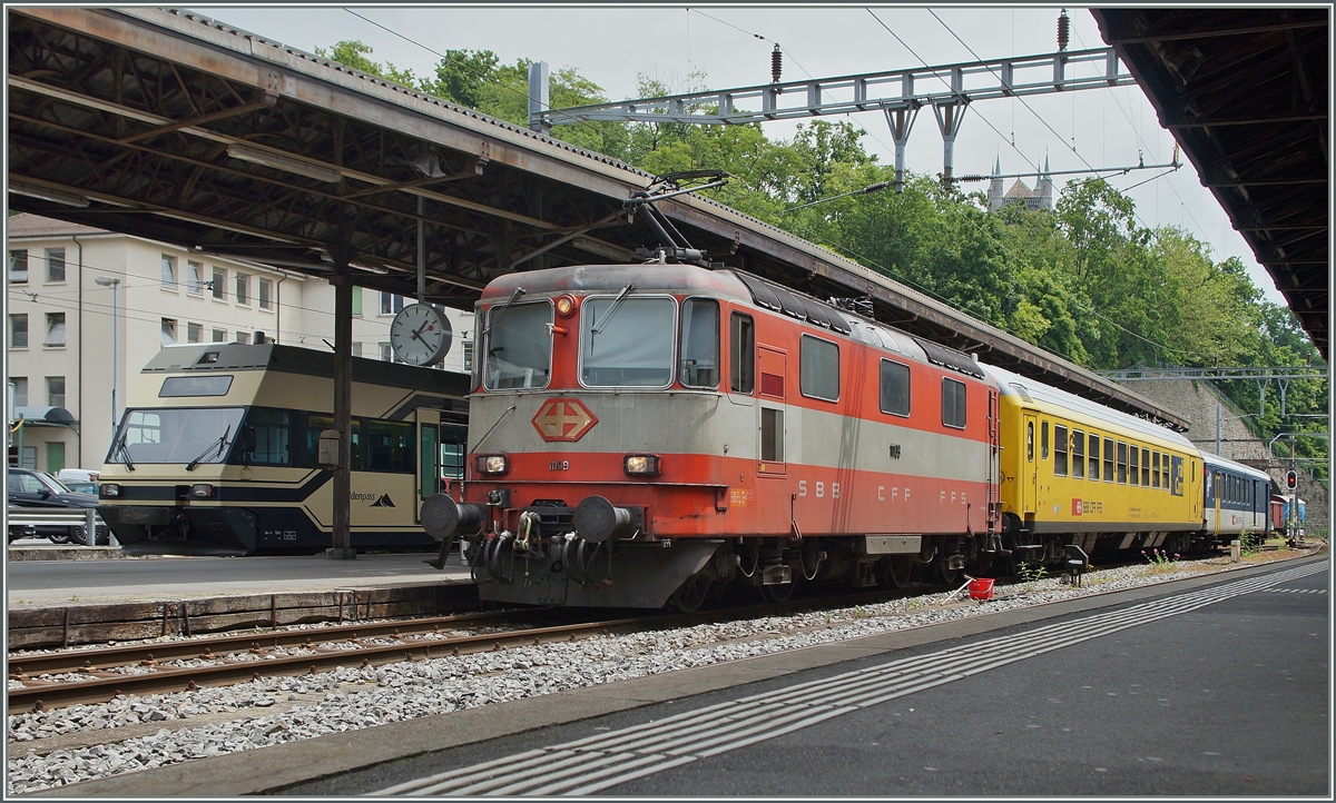 Die SBB  Swiss Express  Re 4/4 II 11109 mit einem Messzug in Vevey.
28. Mai 2014 