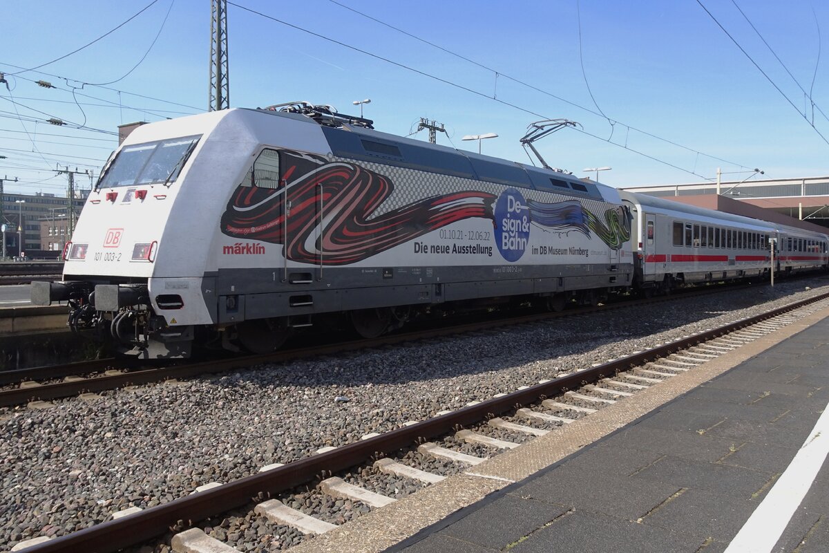 Die Schattenseite der neue Werbelok 101 003, gesehen am 22 Mai 2022 in Düsseldorf Hbf.