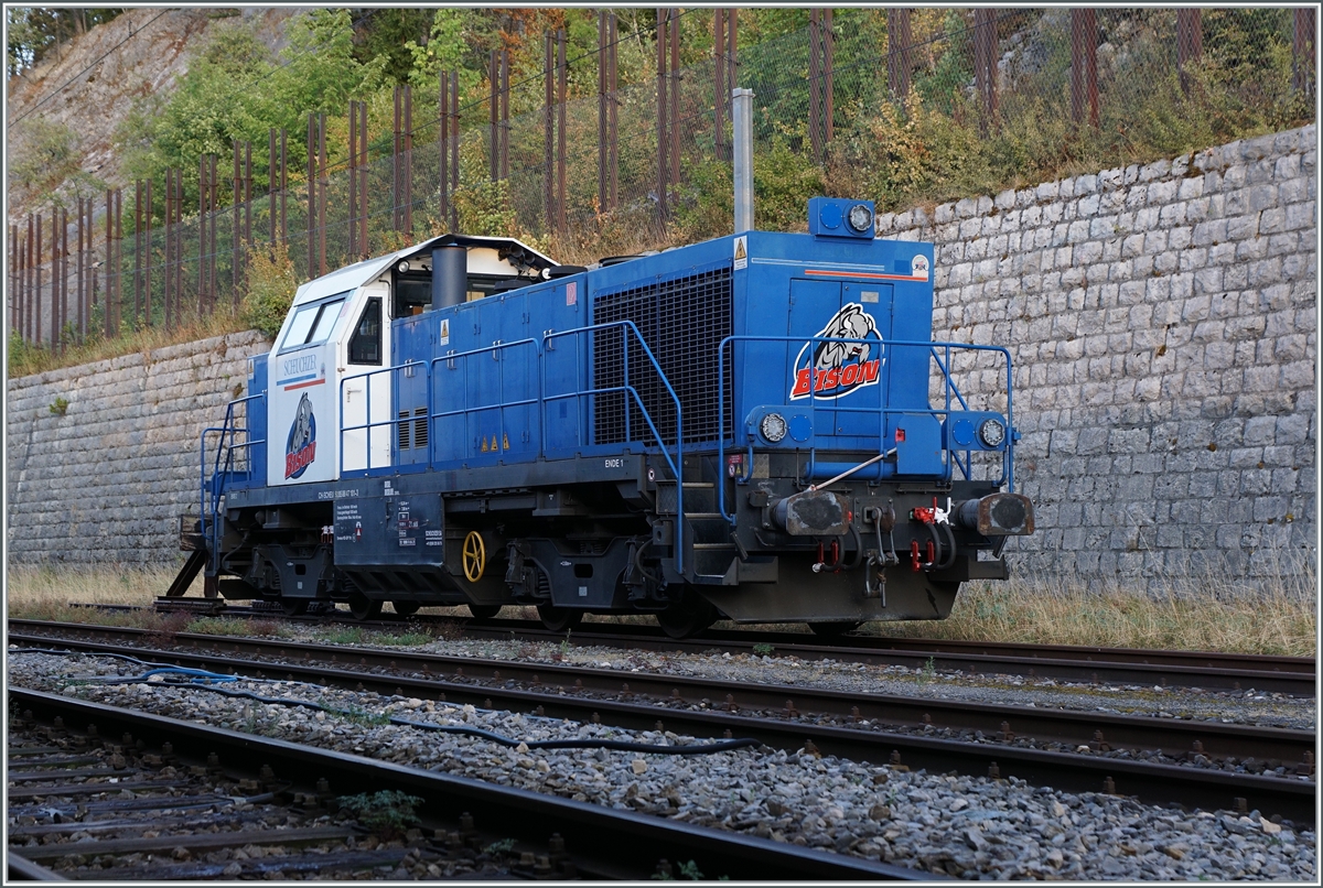 Die SCHEUCHZER Diesellok Am 847 101-3 (CH-SCHEU 92 85 88 47 101-3)  Le Bison  steht in Vallorbe.

15. August 2022