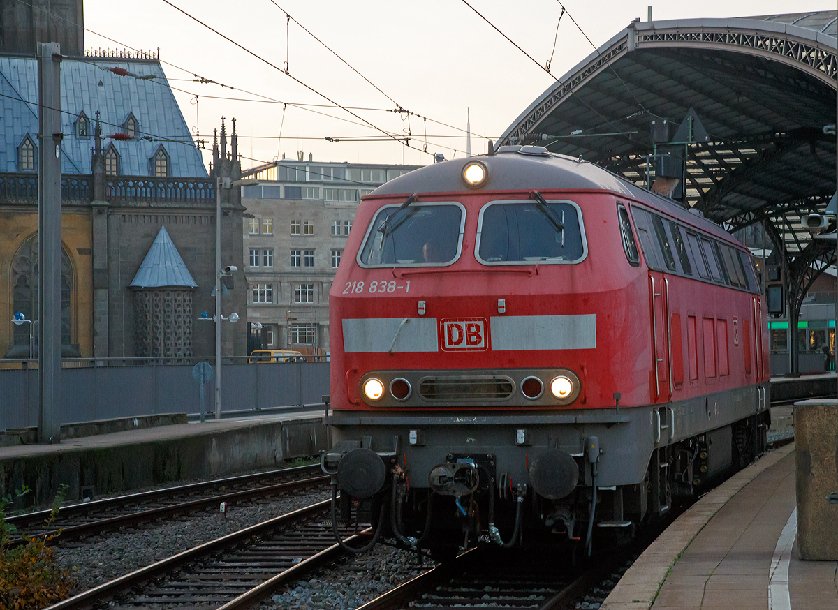 
Die Schlepplok 218 838-1 (92 80 1218 838-1 D-DB) der DB Fernverkehr AG, ex DB 218 373-9, fährt am 31.10.2015 durch den Hbf Köln in Richtung Deutz. 

Die V 164 wurde 1974 von Henschel in Kassel unter der Fabriknummer 31831 gebaut, 2006 erfolgte der Umbau und Umzeichnung zur ICE-Schlepplok