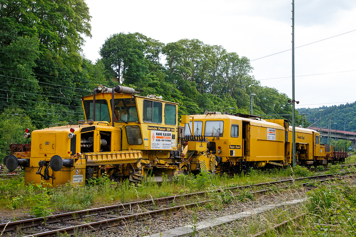 
Die Schnellschotterplaniermaschine SSP 100 W, Schweres Nebenfahrzeug Nr. 97 16 37 522 17-0 (ex 97 16 37 522 12-1) der Hans Kaiser GmbH & Co. KG (Tann/Rhön), abgestellt am 11.06.2016 in Betzdorf (Sieg). Dahinter die Universalstopfmaschinen 08-275 Unimat 3S, Schweres Nebenfahrzeug Nr. 97 43 41 507 17-2 der Hans Kaiser GmbH & Co. KG (Tann/Rhön).

Der Schotterpflug wurde 1981 von der Deutschen Plasser unter der Fabriknummer 359 gebaut.

TECHNISCHE DATEN der SSP 100 W:
Spurweite: 1.435 mm (Normalspur)
Achsfolge: B´
Länge über Puffer: 12.100 mm
Achsabstand: 5.600 mm
Eigengewicht: 26.000 kg
Zur Mitfahrt zugel. Personenzahl: 3
Höchstgeschwindigkeit: 90 km/h