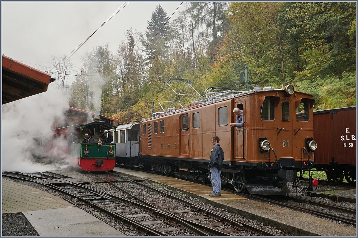 Die schöne Bernina Bahn RhB Ge 4/4 81 der Blonay Chamby Bahn rangiert in Chaulin während im Hintergrund die G 2/2  Rimini  dampft. 

27.10.20218  