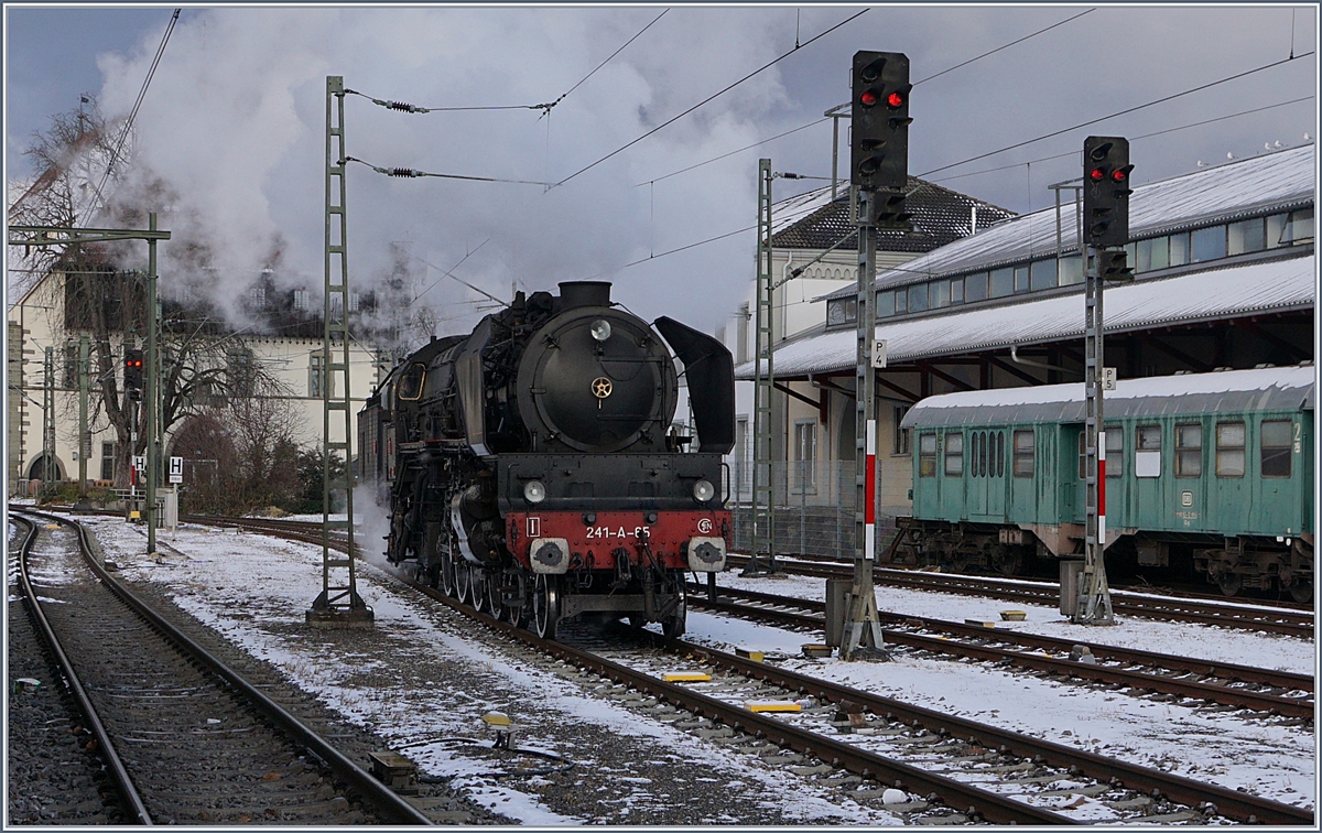 Die schöne und ebenso schwere SNCF Dampflok 241-A-65 ist in Konstanz angekommen und rangiert nun für die Rückfahrt.
9. Dez. 2017