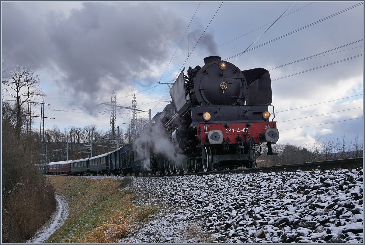 Die schöne SNCF 241-A-65 erreicht in Kürze den Bahnhof von Koblenz.
(Die schöne Lok und Vorbild der Märklin-Neuheit schiebt mit Schritttempo den Zug rückwärts in den Bahnhof, ansonsten hätte ich mich an dieser Fotostelle kaum aufgehalten).
9. Dez 2017