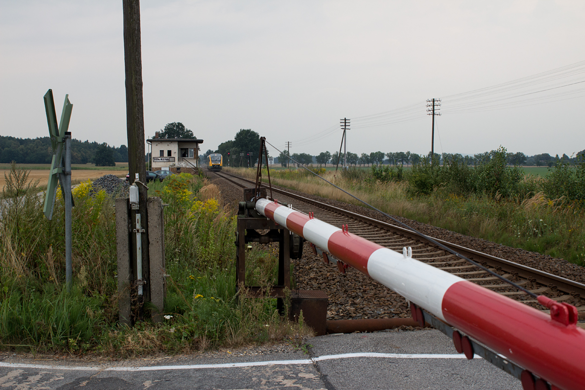 Die Schranken des mechanischen Stellwerkes am Abzweig Mückenhain hatten sich geschlossen und ein 642 der ODEG strebte am 17.08.15 seinen nächsten Halt Horka an. Seine Route lautete: Zittau-Görlitz-Cottbus.