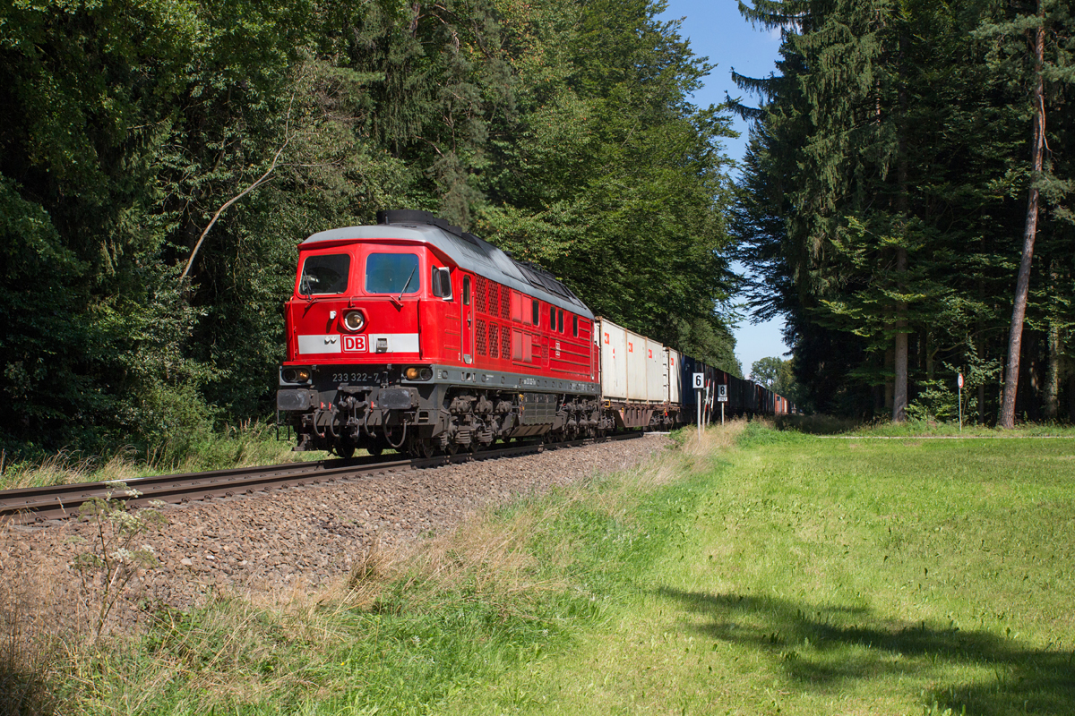 Die schwer arbeitende 233 322-7 wurde mit dem  Wacker-Shuttle  aus Burghausen Richtung Mühldorf am 28.08.14 bei Pirach angetroffen.