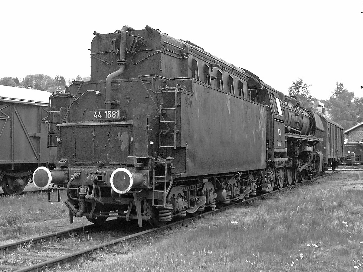 
Die schwere 3-Zylinder Gterzug-Einheitsdampflokomotive 44 1681, ex DB 043 681-6, ex DB 44 1681, ex DR 44 1681 am 13.05.2010 im Eisenbahnmuseum Dieringhausen, mittlerweile ist sie bei SVG Eisenbahn-Erlebniswelt in Horb am Neckar.