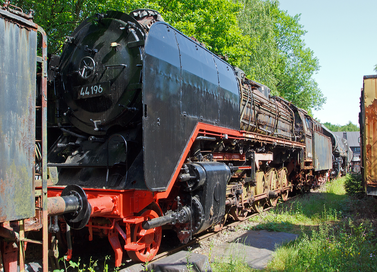 Die schwere Güterzugdampflokomotive 44 196, ex DR 44 2196, ex DR 44 0196-4, im Dampflokmuseum Hermeskeil am 09.06.2014. Die Lok wurde 1940 von der Fried. Krupp AG in Essen unter der Fabriknummer 2018 gebaut. Auffällig sind die 
großen Wagner Windleitbleche.
  	

Die Geschichte der Jumbos, wie die Baureihe 44 manches Mal genannt wird, reicht in das Jahr 1923 zurück. Man hatte Entwürfe von fünffachgekuppelten Loks (1’E) mit Zwei-, Drei- und Vierzylinder-Loks.

Die Zwillingsausführung (1’E h2) war die einfachste und billigere Ausführung,
die Dreizylinderlok (1’E h3) besaß das gleichmäßige Anzugsvermögen, und

die Vierzylinder-Verbundlok (1’Eh4v) den geringsten Verbrauch aufwies. 

Die DRG-Hauptverwaltung lehnte den Bau der Vierzylinder-Verbundlok ab, so wurden ab 1926 parallel je zehn Exemplare mit Zwillingstriebwerk (BR 43) und Drillingstriebwerk (BR 44)  gebaut. Zunächst erwies sich die 43 gegenüber der 44 als wirtschaftlicher. Doch die hohen Kolbenkräfte, welche durch die großen Zylinderdurchmesser (720 mm) zustande kamen, führten zu Schäden am Trieb- und Fahrwerk. Die Ersparnisse der einfacheren Bauart wurden durch den größeren Unterhaltsaufwand aufgezehrt.

So kam es dann ab 1937 zur großen Serienfertigung der Baureihe 44, in leicht veränderter Form. Bis 1949 wurden insgesamt 1.989 Lokomotiven hergestellt. Bei der Serienfertigung  wurde der Kesselüberdruck, zur besseren Energieausnutzung von14 auf 16 bar erhöht. Der Zylinderdurchmesser wurde von 600 auf 550 mm verringert. Die Höchstgeschwindigkeit wurde auf 80 km/h angehoben.

Der zweite Weltkrieg hatte einen ungeahnten Bedarf an leistungsfähigen Güterzugdampfloks zur Folge. Die Konstruktion wurde im Laufe des Krieges immer mehr vereinfacht, um Material und Fertigungsstunden einzusparen. Diese Serien bezeichnet man als „Übergangskreiglokomotive  (ÜK-Loks). 

Die DRG beschaffte insgesamt 1753 Loks der Baureihe 44, wobei die überwiegende Zahl ÜK-Ausführungen angeliefert wurden. An der Fertigung waren 14 deutsche und ausländische Lokfabriken beteiligt. Einige ausländische Werke produzierten auch nach Kriegsende weitere Lokomotiven. Der Lokbau VEB LEW „Hans Beimler  lieferte noch im Jahr 1949 10 Lokomotiven an die DR, so daß die Baureihe 44 auf eine Gesamtstückzahl von 1989 Loks kam.

Auf dem Gebiet der späteren DB verblieben nach dem Krieg 1242 Loks der Baureihe 44, bei der DR 335 Loks. 

Die DR ließ 100 Loks auf Ölhauptfeuerung und 22 Loks auf Kohlenstaubfeuerung umbauen. Ziel war die Loks wirtschaftlicher einsetzen zu können. Ein Nebeneffekt war die Entlastung des Heizers von der schweren Arbeit des Feuerns, gleichzeitig hatte dieser mehr Zeit für die Streckenbeobachtung.

Die Versuche der DR mit der Ölhauptfeuerung gingen schon auf das Jahr 1959 zurück. Der DR-Serienumbau erfolgte ab 1963. Die kohlegefeuerten 44er musterte die DR ab Mitte der 60er-Jahre aus, so dass sie ab 1974 nur noch ölgefeuerte Maschinen der Baureihe 44 im Bestand hatte. Insgesamt standen bei der DR 1975 91 ölgefeuerte Loks der BR 44 im Betrieb. In der Zwischenzeit war der Rohölpreis so weit angestiegen, dass das bisherige Abfallprodukt schweres Heizöl weiter veredelt werden musste. Deshalb verfügte die Hauptverwaltung für Maschinenwirtschaft im Jahr 1980 die Außerbetriebsetzung aller ölgefeuerten Loks. 

Ab 1982 ging die DR daran, Loks der Baureihe 44 auf Rostfeuerung zurück zubauen, von diesen sind allerdings kaum Einsätze bekannt, sie wurden überwiegend als Heizloks verwendet. Insgesamt sind 80 44er zu zurückgebaut worden, davon waren 52 Loks betriebsfähig; der Rest war zu Dampfspendern umgebaut worden. 


Technische Daten:
Bauart:  1'E-h3
Gattung:  G 56.20
Spurweite:  1.435 mm (Normalspur)
Länge über Puffer:  22.620 mm
Höhe:  4.550 mm
Fester Radstand:  3.400 mm
Gesamtradstand:  9.650 mm
Dienstmasse:  110,2 t
Reibungsmasse:  95,9 t
Radsatzfahrmasse:  19,3 t
Höchstgeschwindigkeit:  80 km/h (vorwärts) / 50 km/h (rückwärts)
Indizierte Leistung:  1.405 kW / 1.910 PS Kohlefeuerung
1545 kW / 2100 PSi Ölfeuerung
Treibraddurchmesser:  1.400 mm
Laufraddurchmesser vorn:  850 mm
Zylinderanzahl:  3
Zylinderdurchmesser:  550 mm (600 mm bei 44 001- 010)
Kolbenhub:  660 mm
Kesselüberdruck:  16 bar
Tender:  2'2' T 34
Wasservorrat:  34,0 m³
Brennstoffvorrat:  10,0 t Kohle
Steuerung:  Bauart Heusinger
