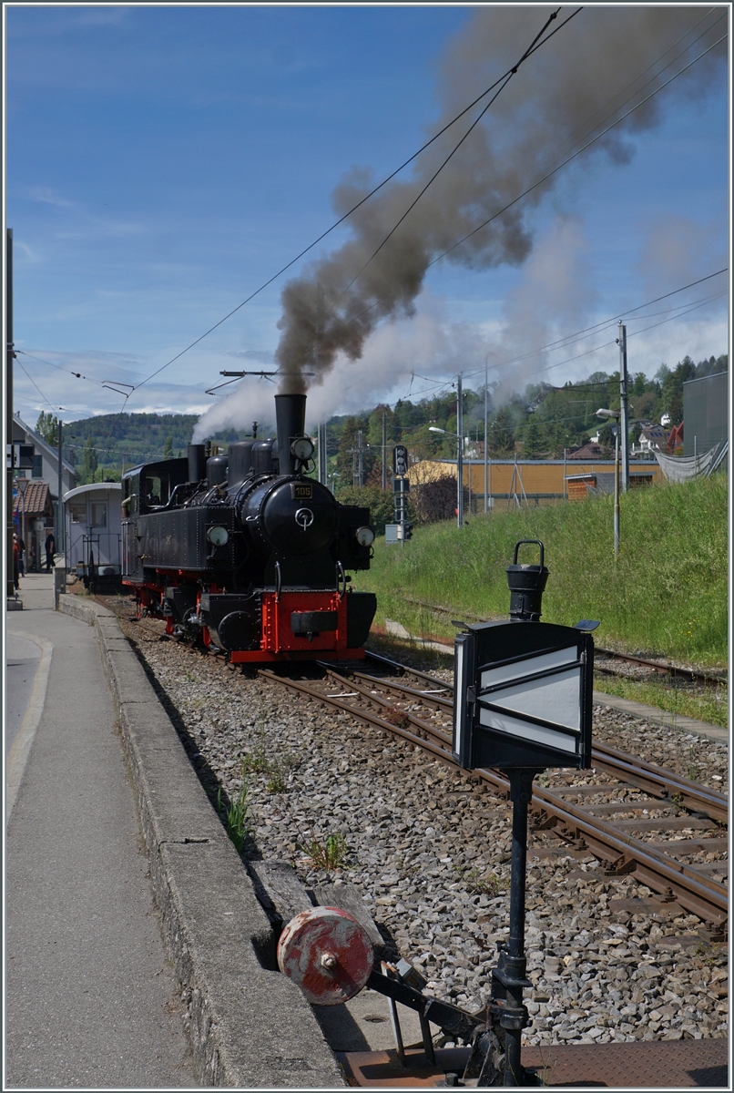 Die SEG G 2x 2/2 105 der Blonay-Chamby Bahn übernimmt in Blonay ihren Zug nach Chamby/Chaulin.

5. Mai 2024