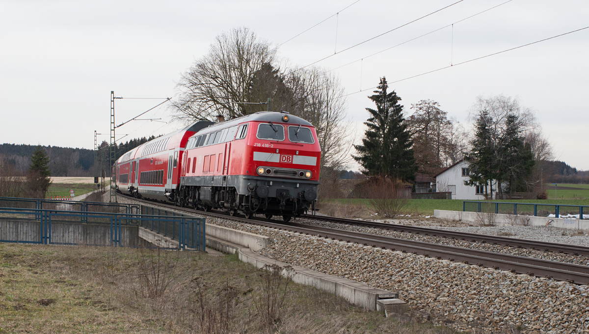 Die seit einiger Zeit wieder in frischem Glanz erstrahlende Mühldorfer 218 418-2 konnte mit einem Doppelstockzug von München nach Mühldorf am 05.03.16  verewigt  werden.