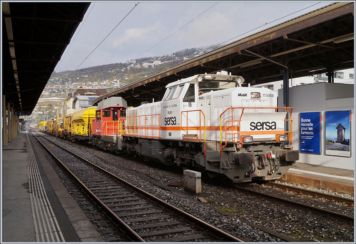 Die Sersa Group Am 843 151 TRUDY (UIC 98 85 5843 151-2 CH-SERSA wartet in Vevey mit einem Gleisbauzug auf die Weiterfahrt.

18. Nov. 2019