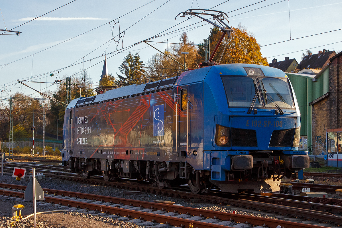 Die Siemens „Smartron“ 192 007-3 / E 192-SP-100 (91 80 6192 007-3 D-SGL) „Der Weg ist das Ziel“ der SPITZKE SE (Großbeeren), am 09.11.2021 beim Umsetzen (Rangierfahrt/Manöver) in Betzdorf (Sieg).

Die Siemens Smartron wurde 2019 von Siemens in München unter der Fabriknummer 22588 gebaut und an die BBL Logistik geliefert.

Die SLG SPITZKE LOGISTIK GmbH setzt die Elektrolokomotive des Typs „Smartron“ für vielfältige Logistikaufgaben von Bahnbaustellen und für Schienentransporte jeglicher Art im innerdeutschen Güterverkehr ein. Die Leistungsmerkmale der E-Lok sind genau auf die Bedürfnisse von Transportaufgaben ausgerichtet. Vom Hersteller Siemens Mobility wurde der Smartron im März 2018 für den deutschen Markt vorgestellt. Seine leistungsstarken, in der Produktfamilie Vectron erprobten Komponenten garantieren eine hohe Betriebssicherheit und langfristige Zuverlässigkeit. Der Smartron ist die erste Elektrolokomotive im SPITZKE-Technikpark.

TECHNISCHE DATEN:
Hersteller: Siemens Mobility
Typ/Baureihe: Smartron / 192
Spurweite: 1.435 mm
Radsatzanordnung: Bo'Bo'
Länge über Puffer: 18.980 mm
Leistung: 5.600 kW
Höchstgeschwindigkeit :160 km/h
Gesamtgewicht: 83 t
Radsatzlast: 20,7 t
Spannungsssystem: 15 kV AC
Anfahrzugkraft: 300 kN
Dauerzugkraft:  250 kN
Zugsicherung: PZB / LZB
Doppeltraktion: über TMC, artrein, mit Vectron und ES64F4
