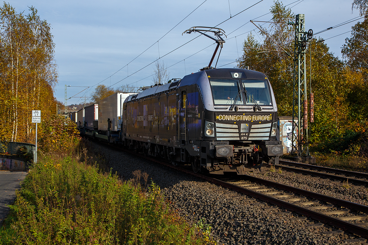 Die Siemens Vectron AC - X4 E - 875 bzw. 193 615-2 (91 80 6193 875-2 D-DISPO) „CONNECTING EUROPE“ der MRCE Dispolok GmbH (München) fährt am 29.10.2021 mit dem HELROM Trailer Zug Wien – Düsseldorf (einem KLV-Zug), auf der Siegstrecke durch Eiserfeld in Richtung Köln.

Die Siemens Vectron AC wurde 2014 von Siemens Mobility GmbH in München-Allach unter der Fabriknummer 21915 gebaut und an die MRCE - Mitsui Rail Capital Europe GmbH (München) als X4 E – 875 geliefert. Diese Vectron Lokomotive ist als AC – Lokomotive (Wechselstrom-Variante) mit 6.400 kW konzipiert und zugelassen für Deutschland, Österreich und Ungarn, sie hat eine Höchstgeschwindigkeit von 200 km/h.

Die Lok konnte ich bereit 2014 bei der Präsentation auf der  InnoTrans 2014 in Berlin fotografieren, siehe:
http://hellertal.startbilder.de/bild/deutschland~unternehmen~mrce-mitsui-rail-capital-europe-gmbh/388040/die-x4-e-8211-875-anni.html
