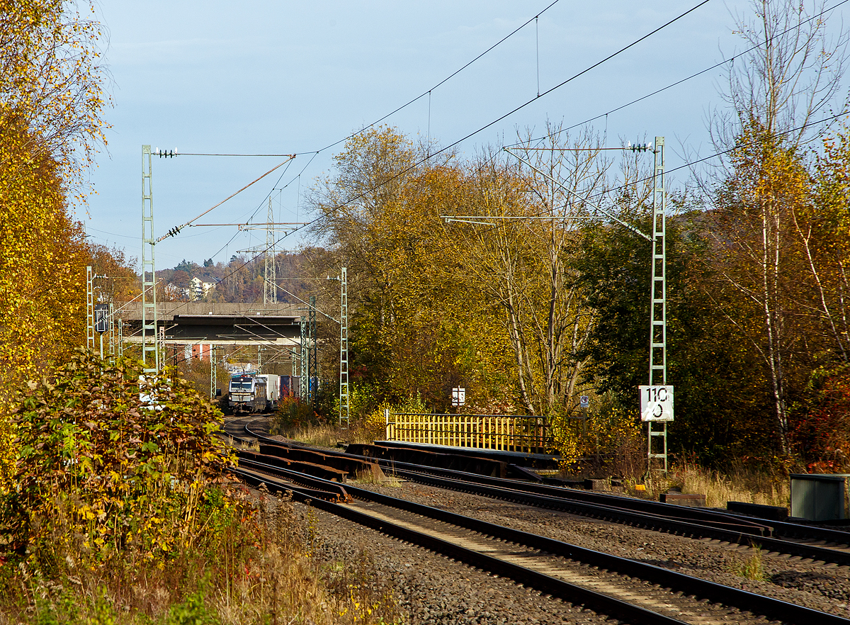 Die Siemens Vectron AC - X4 E - 875 bzw. 193 615-2 (91 80 6193 875-2 D-DISPO) „CONNECTING EUROPE“ der MRCE Dispolok GmbH (München) fährt am 29.10.2021 mit dem HELROM Trailer Zug Wien – Düsseldorf (einem KLV-Zug), auf der Siegstrecke durch Eiserfeld in Richtung Köln.

Die Siemens Vectron AC wurde 2014 von Siemens Mobility GmbH in München-Allach unter der Fabriknummer 21915 gebaut und an die MRCE - Mitsui Rail Capital Europe GmbH (München) als X4 E – 875 geliefert. Diese Vectron Lokomotive ist als AC – Lokomotive (Wechselstrom-Variante) mit 6.400 kW konzipiert und zugelassen für Deutschland, Österreich und Ungarn, sie hat eine Höchstgeschwindigkeit von 200 km/h.
