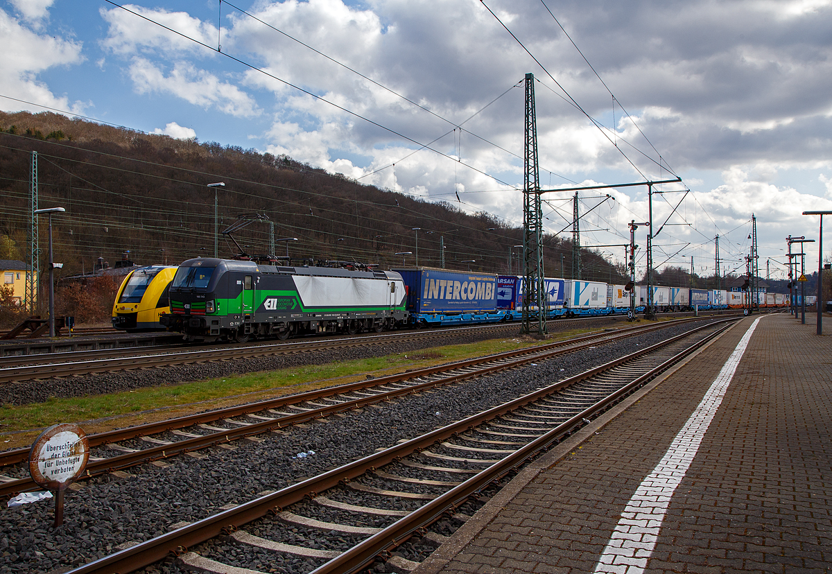 Die Siemens Vectron MS 193 743 (9 91 80 6193 743-2 D-ELOC) der European Locomotive Leasing, fährt am 26.03.2021 mit einem KLV-Zug durch den Bahnhof Dillenburg in Richtung Siegen.

Die Siemens Vectron MS (mit 6.4 MW Leistung) wurde 2019 von Siemens Mobilitiy in München-Allach unter der Fabriknummer  22544 gebaut. 