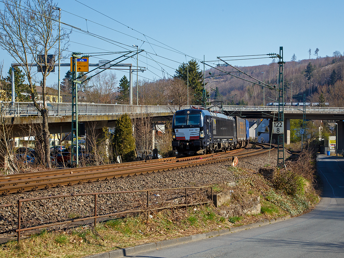 Die Siemens Vectron MS X4 E - 661 bzw. 193 661 (91 80 6193 661-6  D-DISPO) der MRCE Dispolok GmbH (München) fährt am 20.03.2022 mit einem Containerzug durch Betzdorf (Sieg) in Richtung Köln.

Die Siemens Vectron MS (160 km/h - 6.4 MW) wurde 2017 von Siemens in München-Allach unter der Fabriknummer 22237 gebaut. Sie hat die Zulassungen für Deutschland, Österreich, Schweiz, Italien, und die Niederlande.