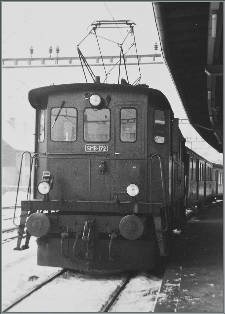 Die SMB Be 4/4 172 wartet in Moutier auf die Abfahrt nach Solothurn.
17. Jan. 1985