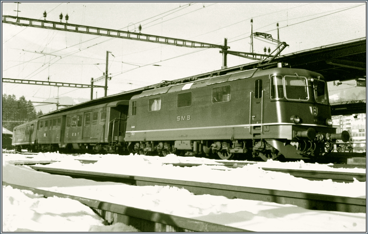 Die SMB Re 4/4 III 181 wartet mit ihrem Regionalzug nach Solothurn in der Zugsausgangsstation Moutier auf die Abfahrt. 

23. Feb. 1985