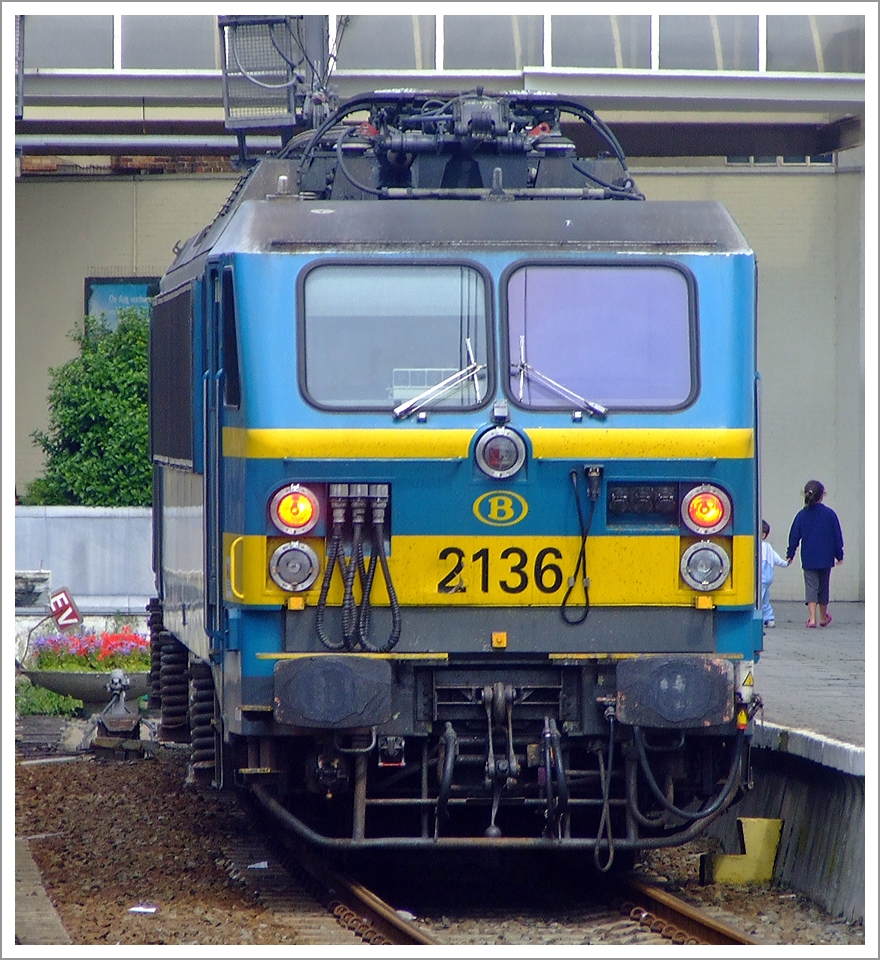 Die SNCB/NMBS HLE 2136 steht am 02.08.2009 im Bahnhof Ostende (Oostende).