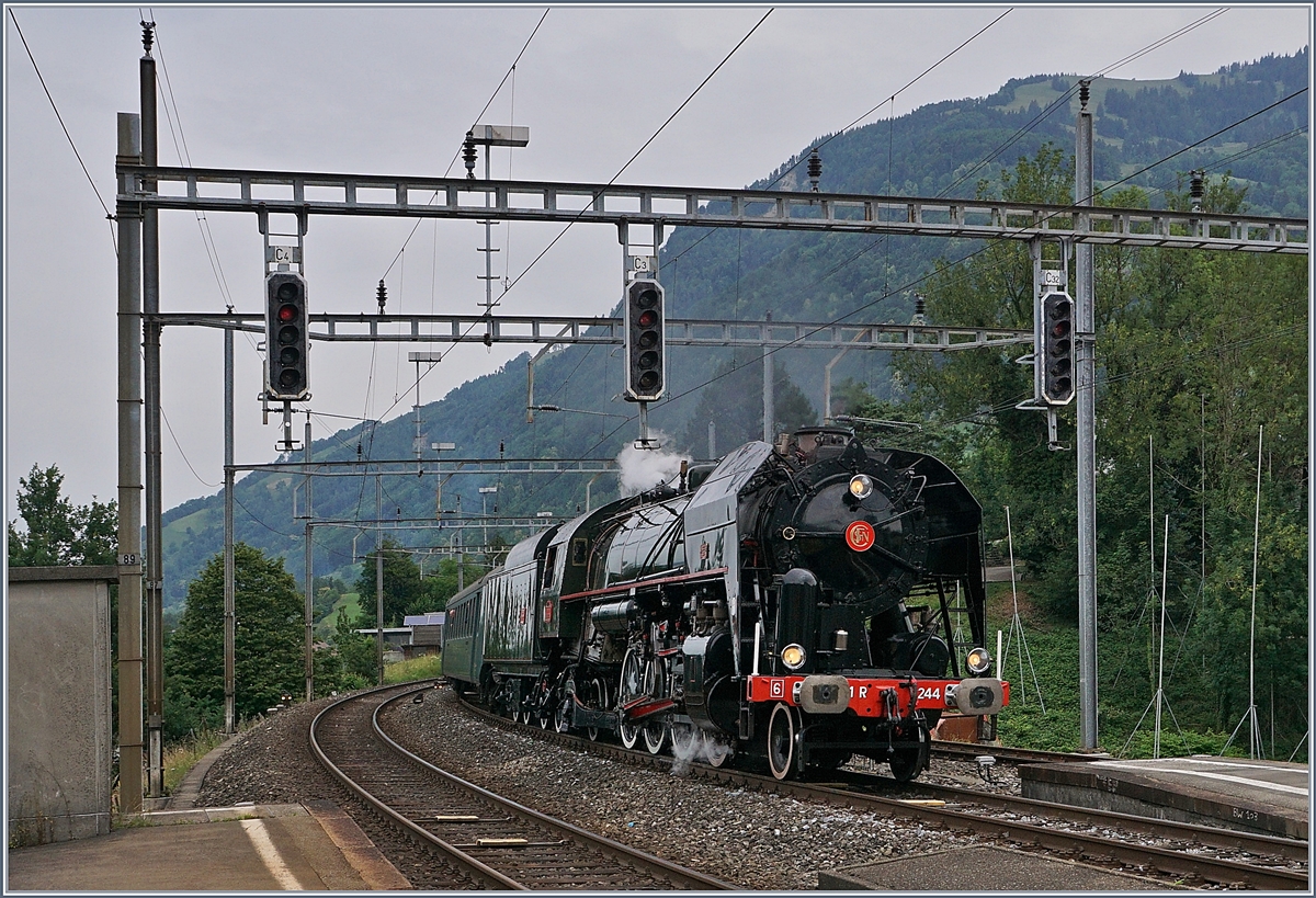 Die SNCF 141 R 1244 erreicht mit ihrem Extrazug nach Luzern Arth Goldau.
24. Juni 2018