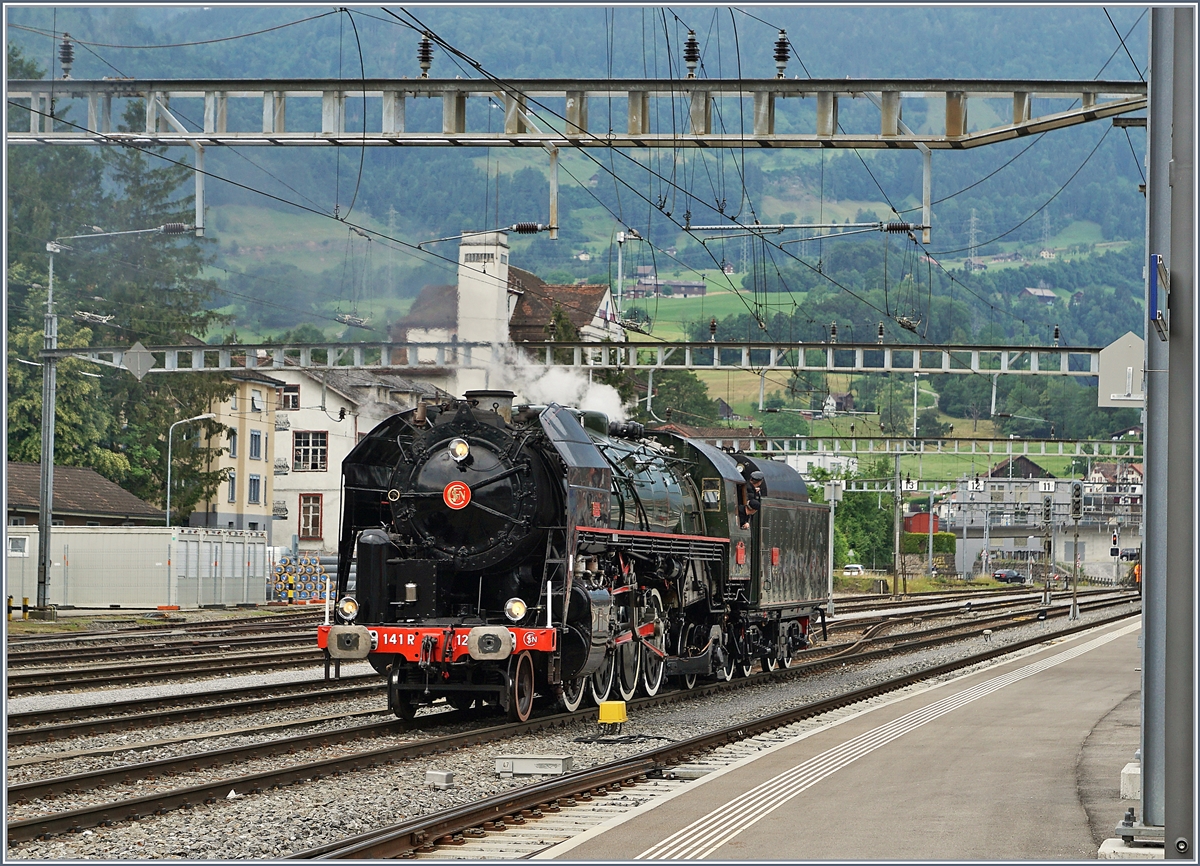 Die SNCF 141 R 1244 vom Verein Mikado 1244 rangiert in Arth Goldau. 

24. Juni 2018