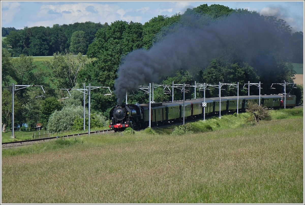 Die SNCF 141 R 568 mit ihrem Extrazug bei Chénens.
(02.06.2018)