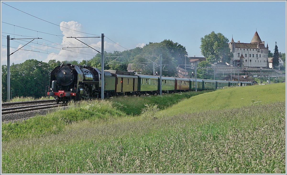 Die SNCF 141 R 568 (nun in Vallorbe beheimatet) fährt mit ihrem Extrazug bei Oron vorbei. Der Zug ist auf einer Tagesrundreise von Vallorbe über Lausanne - Payerne - (Lyss?) - Bern Romont und zurück nach Vallorbe, und kommt so ohne Fahrtrichtungswechsel aus.

2. Juni 2018