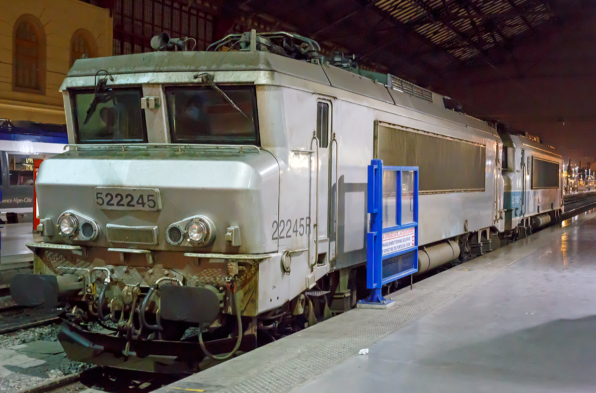 
Die SNCF 5 22245 und 5 22402 stehen am 24.03.2015 im Bahnhof Marseille Saint-Charles. 

Die BB 22200 ist eine Zweissystemlokomotive fr den Einsatz sowohl auf dem mit 1,5 kV elektrifizierten Gleichstromnetz der SNCF als auch auf dem mit 25 kV 50 Hz elektrifizierten Wechselstromnetz. In den Jahren 1976 bis 1986 wurden von Alsthom in sechs Bauserien insgesamt 205 Lokomotiven gebaut.

In den 1970er-Jahren bentigte die SNCF neue Mehrsystemlokomotiven, um unter beiden Stromsystemen ohne Lokwechsel fahren zu knnen. Aus der ab 1971 gelieferten Baureihe BB 15000 und der ab 1976 gebauten Gleichstrombaureihe BB 7200 wurde die BB 22200 als Mehrsystemvariante entwickelt. Die Baureihenbezeichnung bildet die Summe aus denen der beiden Schwesterbauarten.

Technische Daten:
Gebaute Stckzahl: 	205
Hersteller: 	Alstom
Baujahre: 1976–1986
Achsformel: B'B'
Lnge ber Puffer: 17.480 mm
Achsabstand im Drehgestell: 2.800 mm
Drehzapfenabstand: 9.694 mm
Dienstmasse: 90 t
Triebraddurchmesser (neu): 1.250 mm
Hchstgeschwindigkeit: 160 km/h (wenige umgebaute 200 km/h)
Dauerleistung: 4.360 kW
Stromsystem: 25 kV/50 Hz AC, 1,5 kV DC
Anzahl der Fahrmotoren: 2 (TAB 674)
