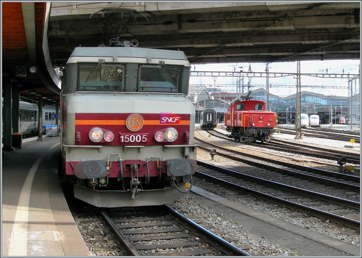 Die SNCF BB 15005 in Basel SNCF war der Vorwand abzudrücken, den Vorwand das Bild hier zu zeigen ist jedoch die SBB Ee 3/3 II 16513 (ex SNCF C20153) im Hintergrund. 

11. März 2008