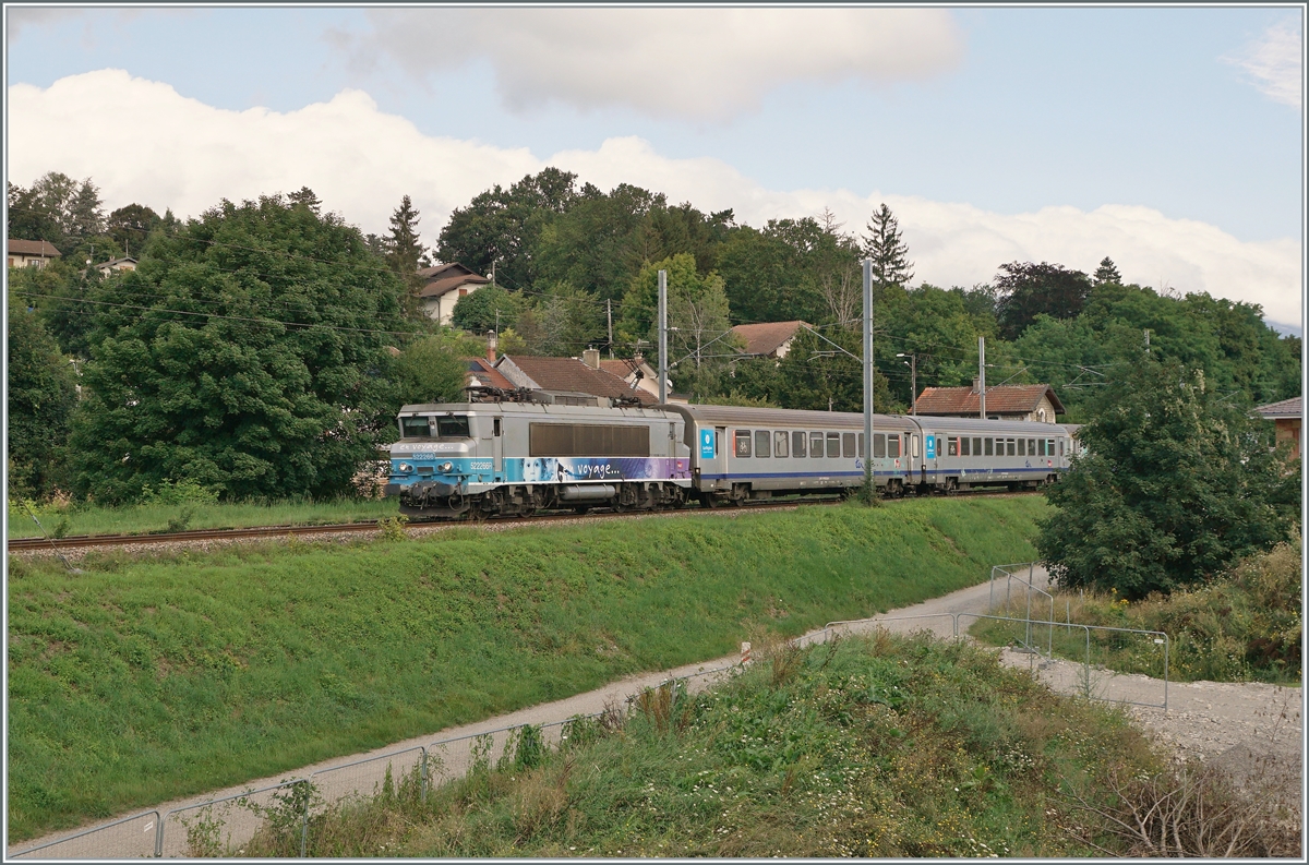 Die SNCF BB 22256 ist bei Pougny-Chancy mit ihrem TER von Genève nach Lyon unterwegs.

16. Aug. 2021