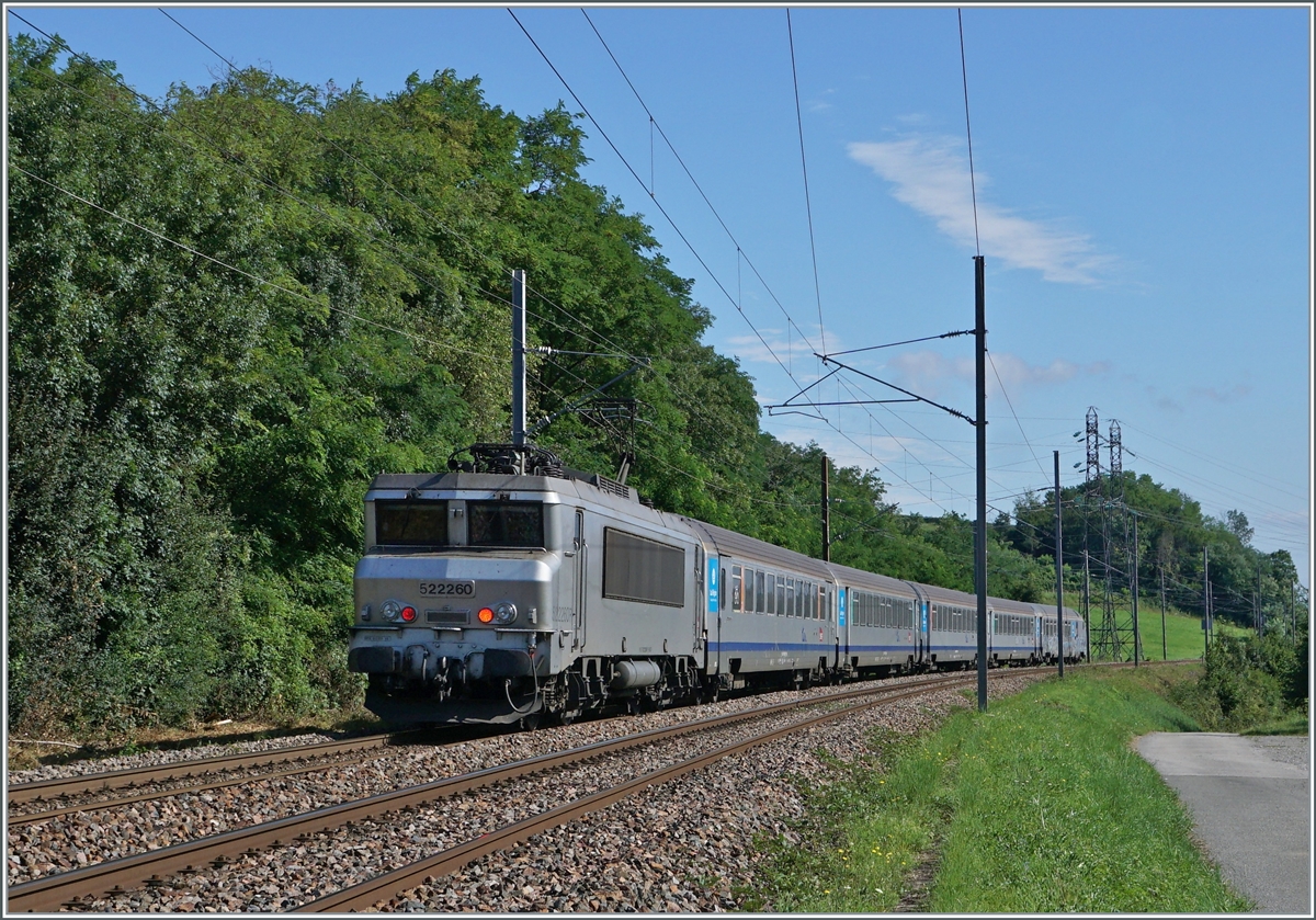 Die SNCF BB 22260 schiebt zwischen Pougny-Chancy und La Plaine ihren TER in Richtung Genève. 16. Aug. 2021