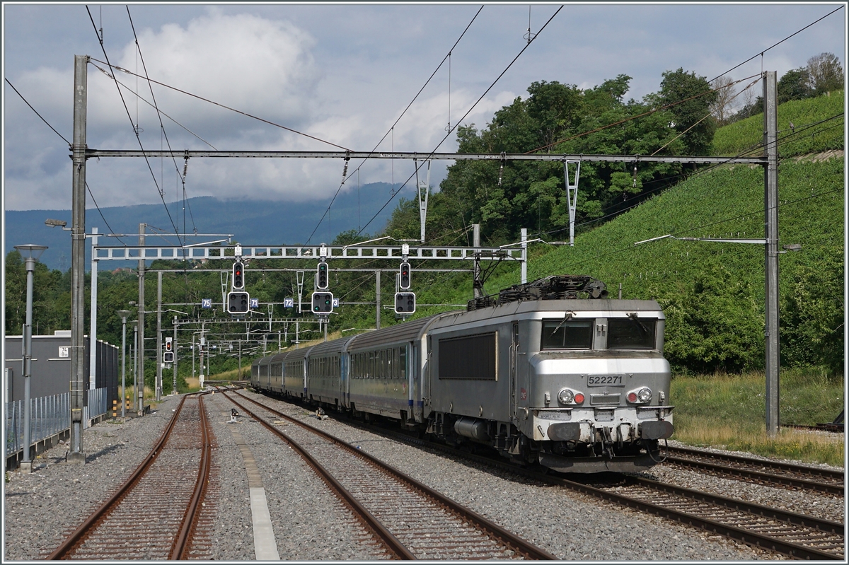 Die SNCF BB 22271 verlässt mit ihrem TER von Genève nach Lyon bei La Plaine die Schweiz.
Bis zur Umstellung der Strecke von Gleich- auf Wechselstrom wurden die Züge auch von SNCF Signalen geleitet, nun sind SBB Signale installiert.

28. Juni 2021