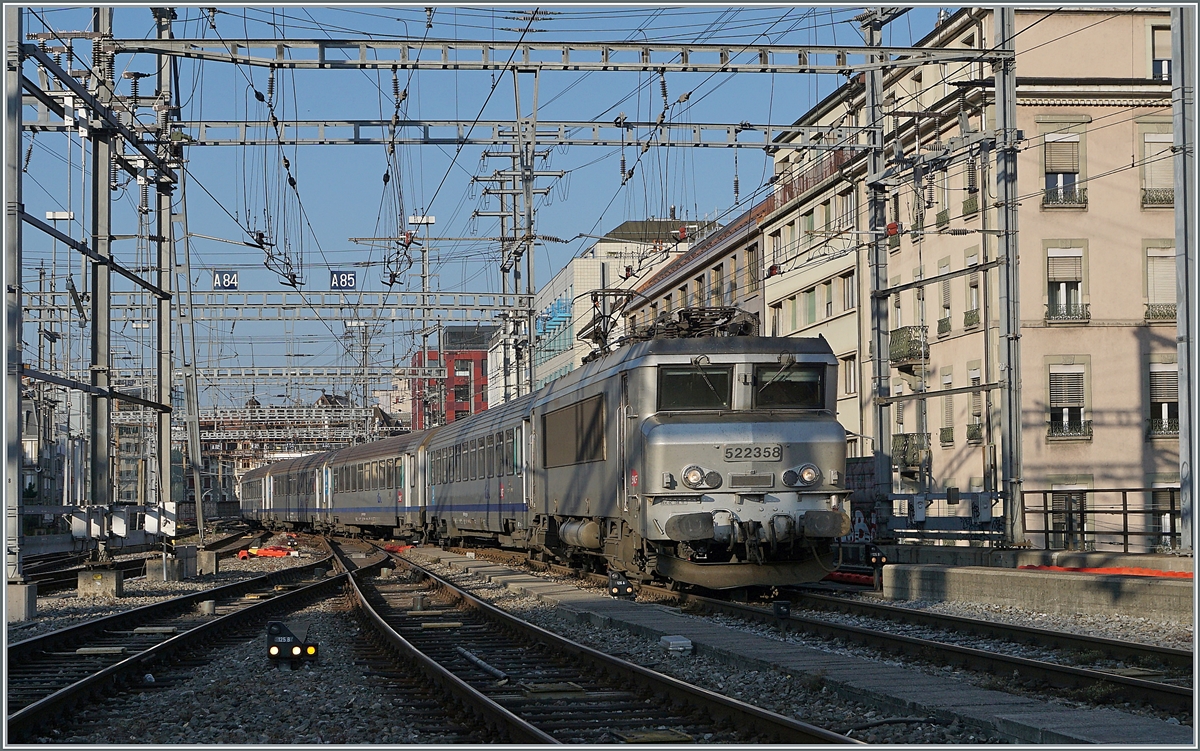  Die SNCF BB 22358 erreicht mit ihrem TER von Lyon kommend ihr Ziel Genève. Dazu müssen nicht nur die Weichen richtig stehen, sondern auch die entsprechenden Stromabschnitte die Lok mit 25000 Volt/50 Hertz Wechselstrom versorgen.

19. Juli 2021