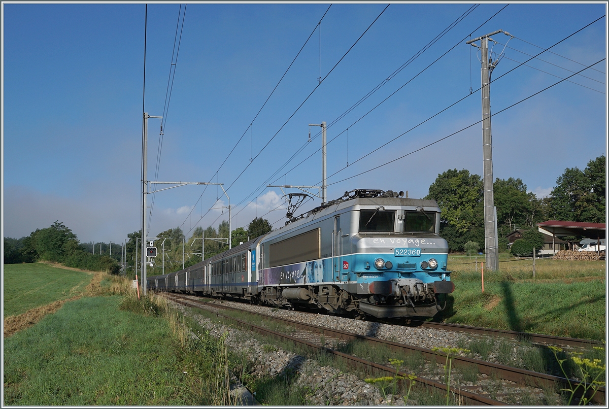 Die SNCF BB 22360 ist mit einem TER von Lyon nach Genève zwischen Russin und Satigny unterwegs. 

2. Aug. 2021