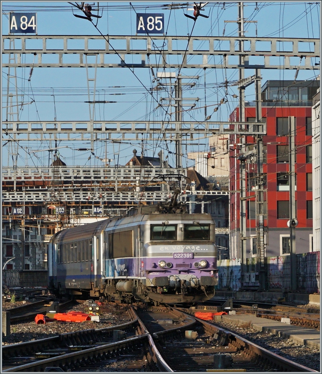 Die SNCF BB 22391 (91 87 0022 391-3 F-SNCF) erreicht mit ihrem TER von Lyon kommend ihr Ziel Genève. 

2. August 2021