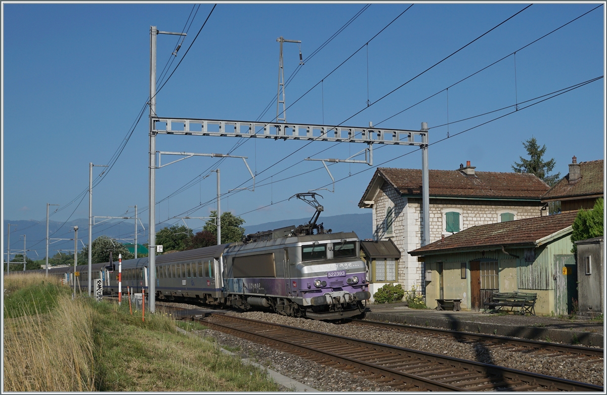 Die SNCF BB 22391 mit ihrem TER von Lyon nach Genève bei der Durchfahrt in der nicht mehr genutzten Haltestelle Bourdigny. Die Bauweise der Gebäude ist typisch diese Strecke und ähnliche Gebäude finden sich auch an anderer Stelle wie z. B. in Russin. 

19. Juli 2021