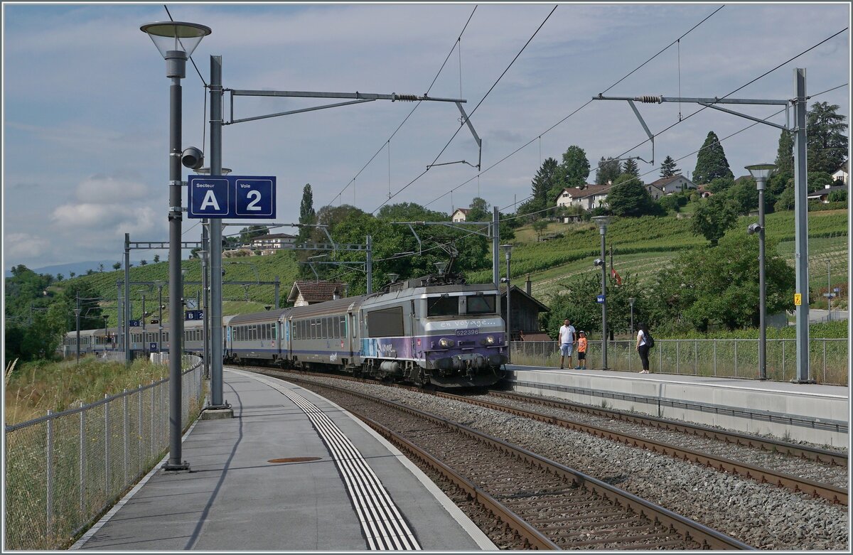 Die SNCF BB 22396 fährt mit ihre TER von Lyon nach Genève durch den Bahnhof von Russin.

28. Juni 2021