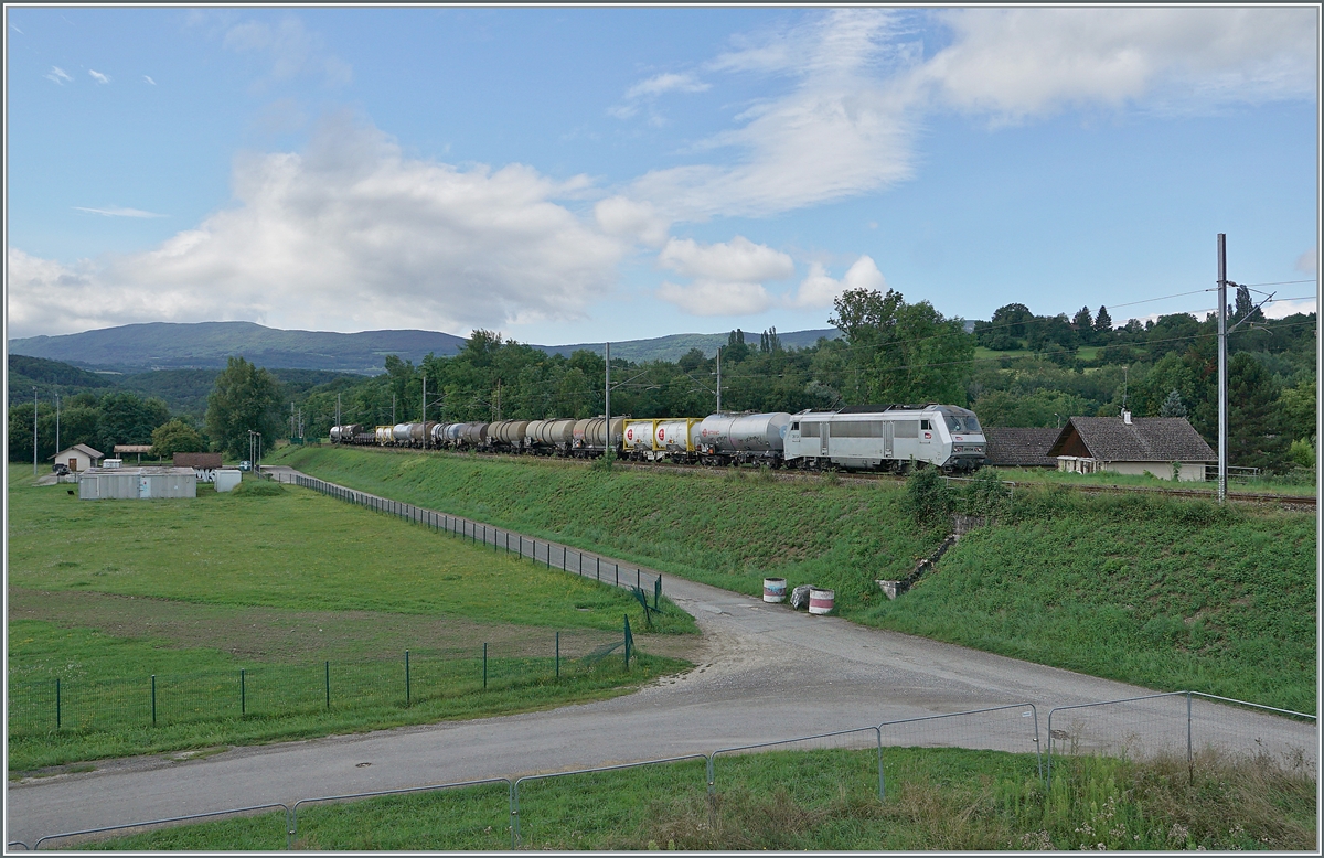 Die SNCF BB 26134 ist bei Pougny-Chancy mit einem Güterzug nach Genève La Praille unterwegs. 

16. August 2021