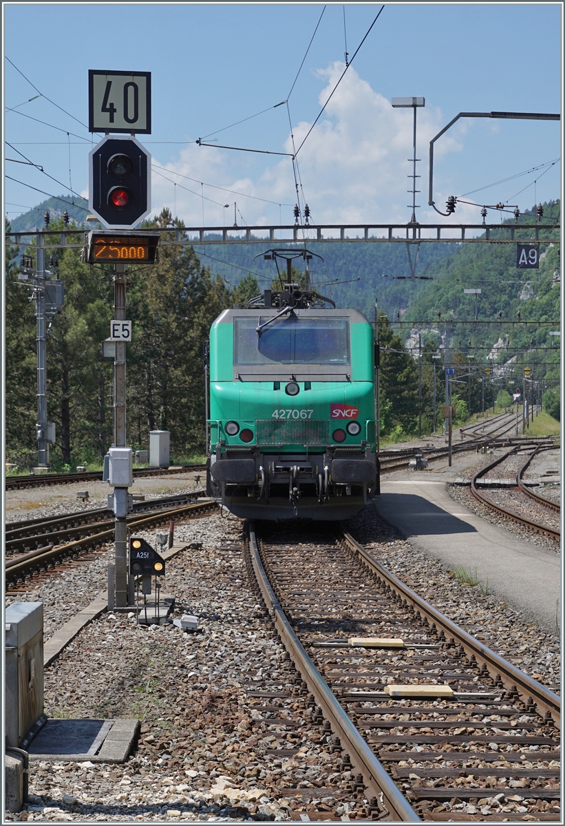 Die SNCF BB 27067 bzw. BB 427067 (UIC 91 87 0027 067-4 F-SNCF hat den Getreidezug nach Italien nachgeschoben und verlässt ihn nun in Vallorbe ohne fremde Hilfe, da die Rangierfahrstrasse auf die SNCF Fahrleitungsspannung umgeschaltet werden kann. An der Spitze der Zugs wird in der Folge die BB26000 von einer SBB Re 6/6 in den 50 Hz Bereich zurück gestossen. 

16. Juni 2022