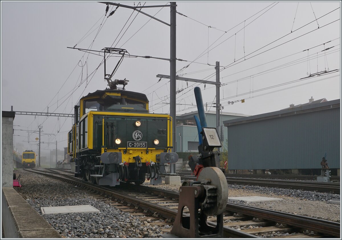 Die SNCF C 20155 UIC N° 97 85 1 932-0 (ex SBB Ee 3/3 II 16515, ex SNCF C 20155) des Verein  Team C-20155  steht hinter der Weiche 12 in Balsthal und wartet bis der R22 gewendte hat um dann am Bahnsteig können Interessierte für eine eine Führerstandmitfahrt zur Klus und zurück mitzunehmen. Die Ee 3/3 II fährt jeweils auf Blockdistanz zum halbstündlichen R22 in Richtung Klus und dann vor der Rückfahrt des R22 wieder zurück nach Balsthal. 

8. November 2025