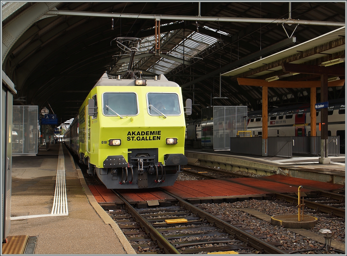 Die SOB Re 4/4 IV 446-018 in einem auffälligen Werbeanstrich in St.Gallen.
20. Sept. 2015