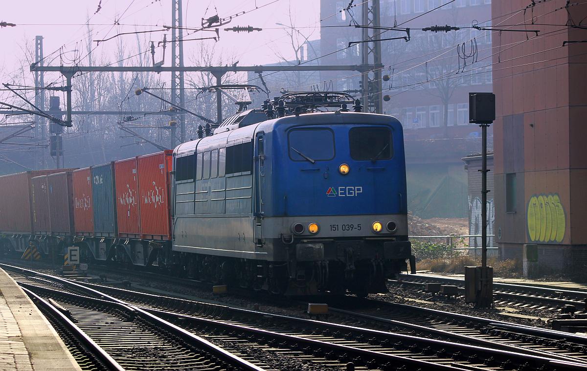 Die Sonne ging der Nebel kam...EGP 6151 039-5 mit Kistenzug bei schwierigem Licht festgehalten im Bhf Hamburg-Harburg. 12.02.2016