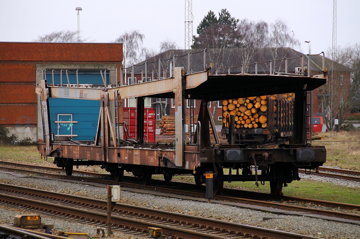 Die Spuren sind beseitigt Gleise und Signale funktionieren wieder und alles was noch an den Unfall in Padborg(2013) erinnert ist der schiefe Autotransportwagen der ATG vom Typ Laaes556(25 80 435 1880-6, HeimatBhf Oebisfelde)der noch im Bereich der Ladegleise im Bhf Padborg steht. 06.02.2014