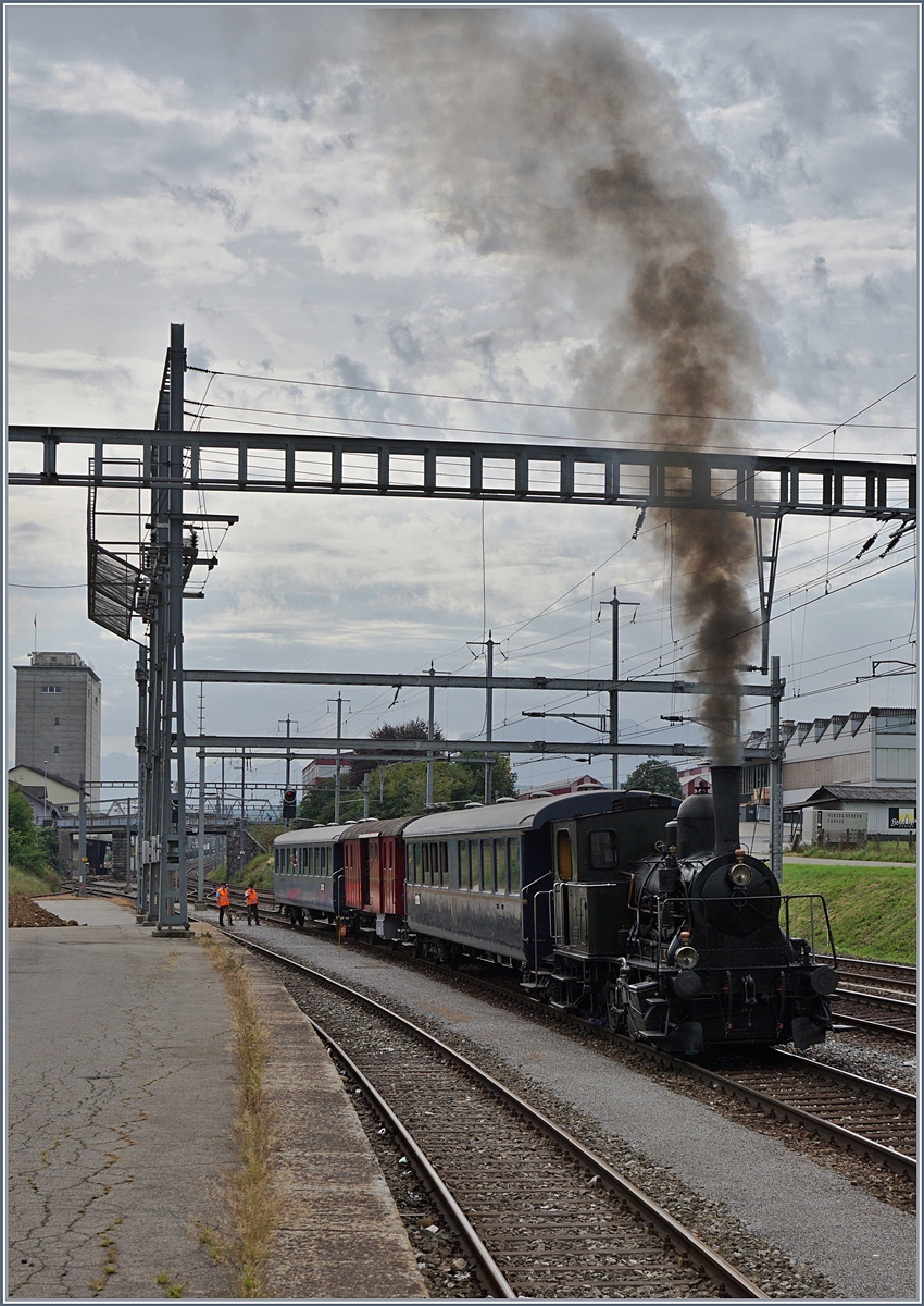 Die ST E 3/3 N 5 hat im Gterbahnhofareal seinen Zug umfahren und wartet nun auf die Fahrt an den Bahnstieg in Sursee. 
27. Aug. 2017