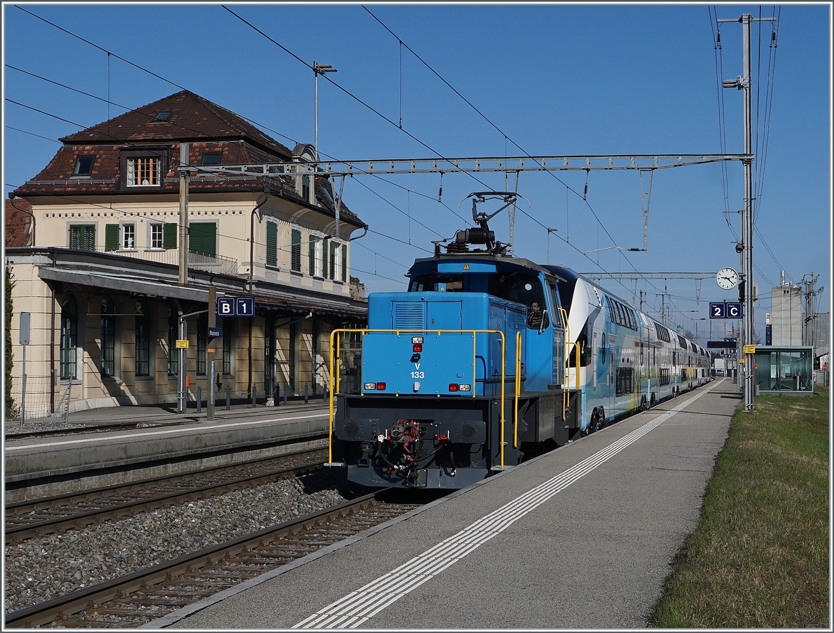 Die Stadler Eea 936 133-8 fhrt mit einem sechsteiligen Westbahn  Kiss 2  in Richtung St. Margrethen durch den Bahnhof von Rheineck. 

23. Mrz 2021
