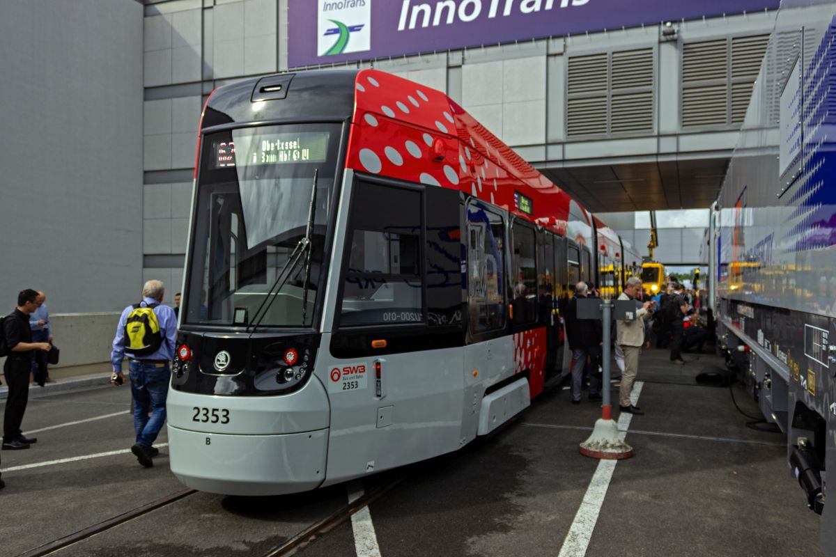 Die Stadtwerke Bonn ersetzen derzeit den gesamten Bestand an Niederflurfahrzeugen aus den 1990er-Jahren durch neue Stra�enbahnen der Skoda-Baureihe 41T. Wagen 2353 war auf der InnoTrans vertreten.