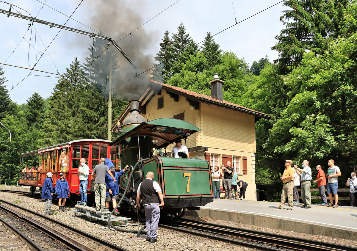 Die Stehboiler-Dampflok Nr. 7 von 1873 der Rigi Bahn: Der Zug beim Wasserfassen in Fruttli, 24.Juli 2021 