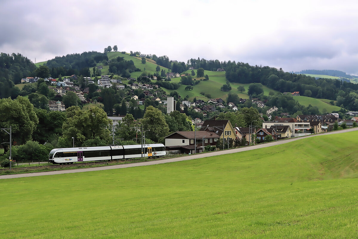 Die St.Galler S-Bahn Linie S9 (Wil - Wattwil): Ausfahrt des THURBO GTW 2/6 726 aus Wattwil Richtung Wil. 9.Juli 2021 