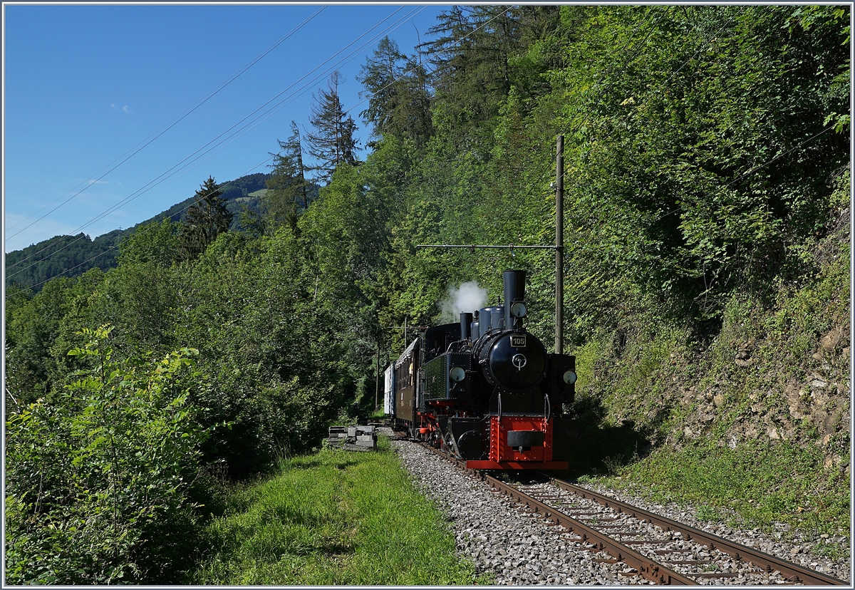 Die Strecke von Chaulin nach Chamby ist nicht nur kurz, sondern es gibt auch relativ wenige Bilder, doch nun habe ich eine Fotostelle entdeckt, die auch einen Eindruck dieses Streckenabschnittes vermittelt: Der letzte Dampfzug des Tages von Blonay nach Chaulin Musée mit der G 2x 2/2 105 erreicht in Kürze Chamby. 

21. Juni 2020