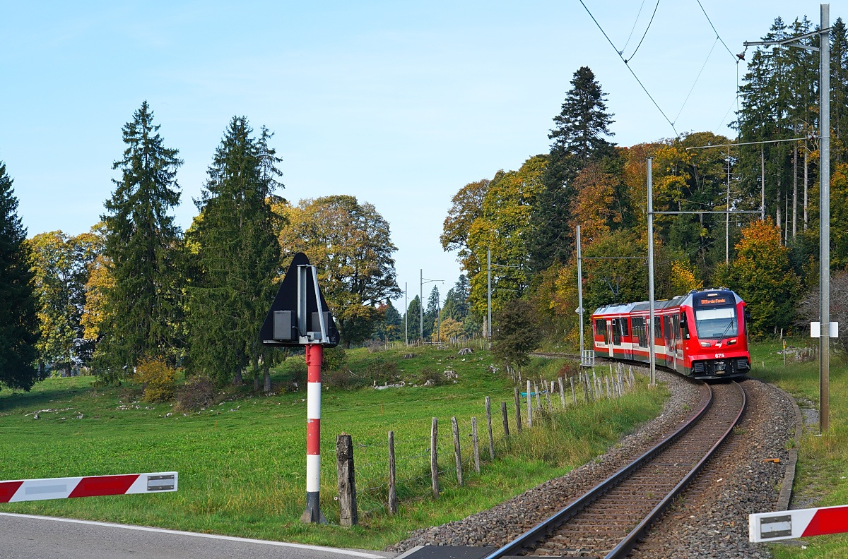 Die Strecke der CJ von Glovelier (Kanton Jura) nach La-Chaux-de Fonds (Kanton Neuchatel) berührt auf einem kurzen Stück auch den nordwestlichen Teil des Kantons Bern mit dem dort liegenden Naturschutzgebiet des Torfmoors von La Chaux d’Abel. Am 10.10.2025 kommt der ABe 4/12 675 kurz nach Überqueren der Kantonsgremze Jura/Bern in Station La-Chaux-d'Abel an.